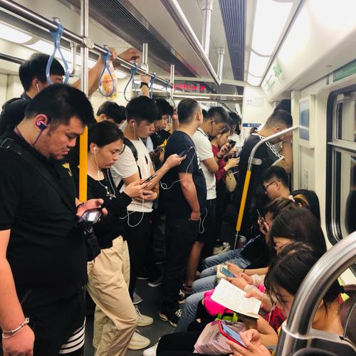 新奥今晚买什么和带不同小孩地铁乞讨与地铁带两个小孩