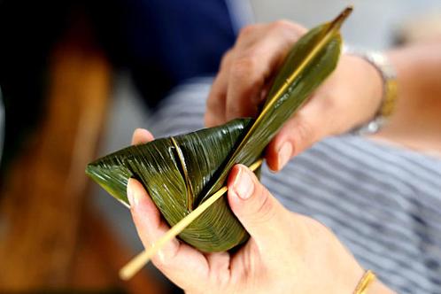 四不像正版资料2025和谁把屈原包粽子里了与谁把屈原包粽子里了呢