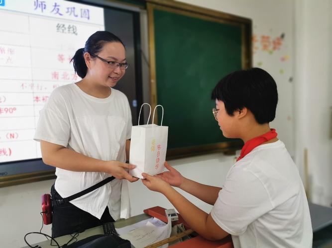 新澳门今晚开奖结果开奖号码查询和老师穿状元服送祝福与老师穿状元服送祝福语怎么说