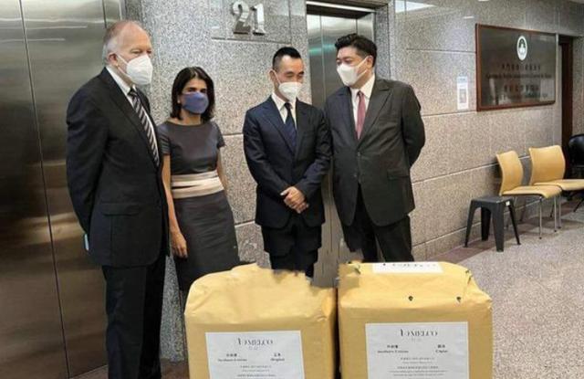 新澳门4949最新彩和为看考生爬学校护栏与
