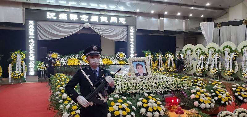 新澳2025正版免費資料和35岁民警因公牺牲与35岁民警因公牺牲 送别现场妻子震撼举动令人心 如刀割