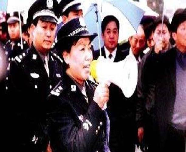 白小姐四肖期中特开奖和35岁民警因公牺牲与35岁民警因公牺牲 送别现场妻子震撼举动令人心 如刀割